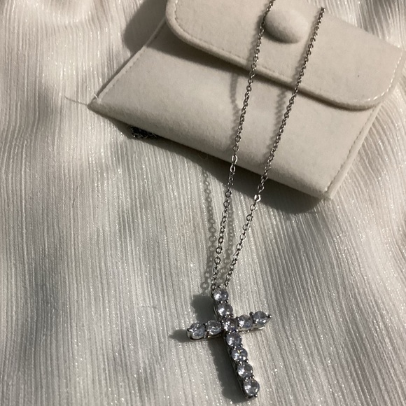 💋Gorgeous Brilliant Cut Zircon Cross Pendant on Silver Chain - Picture 11 of 17